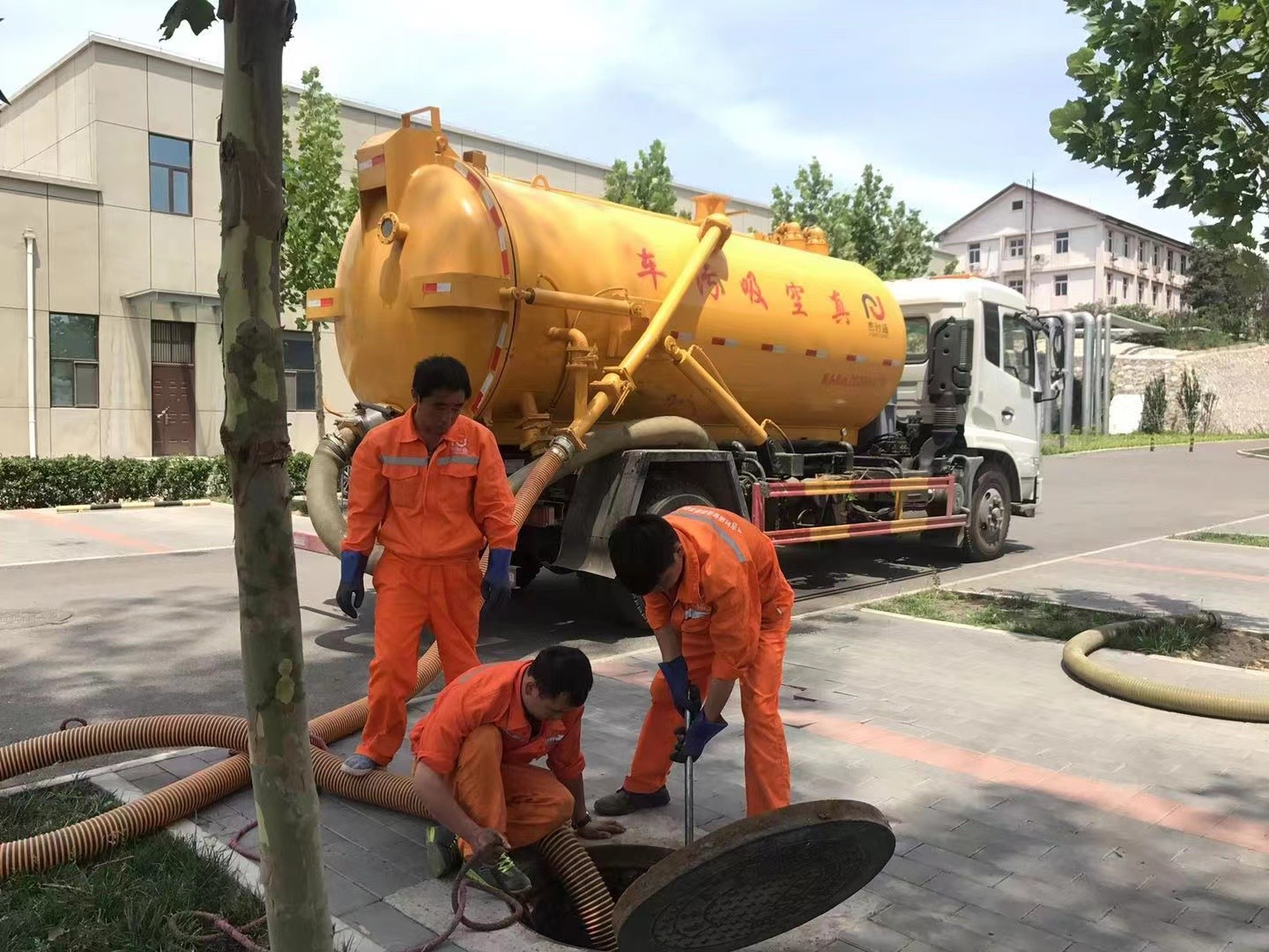 确山管道疏通车停在窨井附近