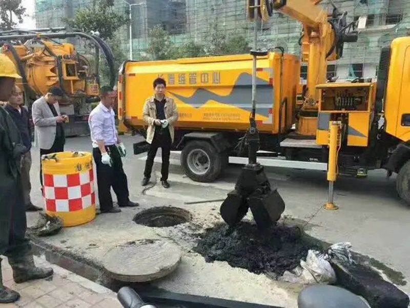 确山街道：网格员化身“清道夫”，为民解忧疏通“堵心”化粪池