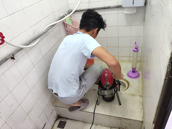 确山肥皂掉到马桶里把马桶堵住了怎么办？马桶堵住了怎么办