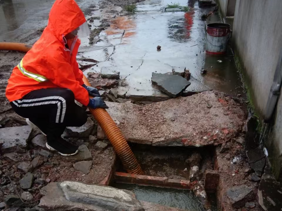 确山专业清理污水池 炜誉市政以规范流程守护城市 “肠道”