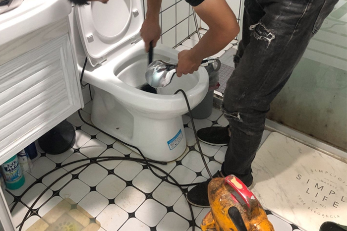 确山马桶堵塞自己疏通还是找师傅？专业上门服务让你省时更省心